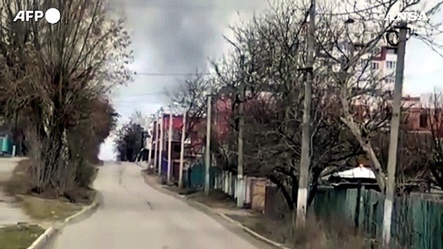 Ucraina, una colonna di fumo si alza dall'aeroporto di Gostomel