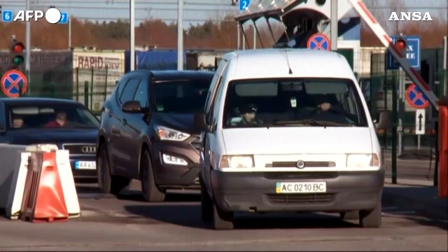 Ucraina: i primi attraversamenti del confine dalla Polonia per sfuggire all'invasione russa