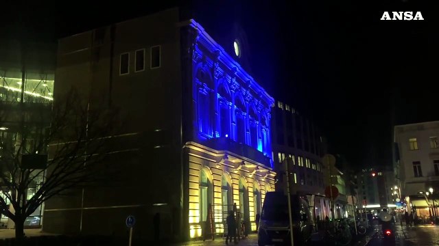 A Bruxelles i palazzi si illuminano dei colori della bandiera ucraina