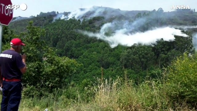 Portogallo, le operazioni di spegnimento dell'incendio scoppiato ad Amarante