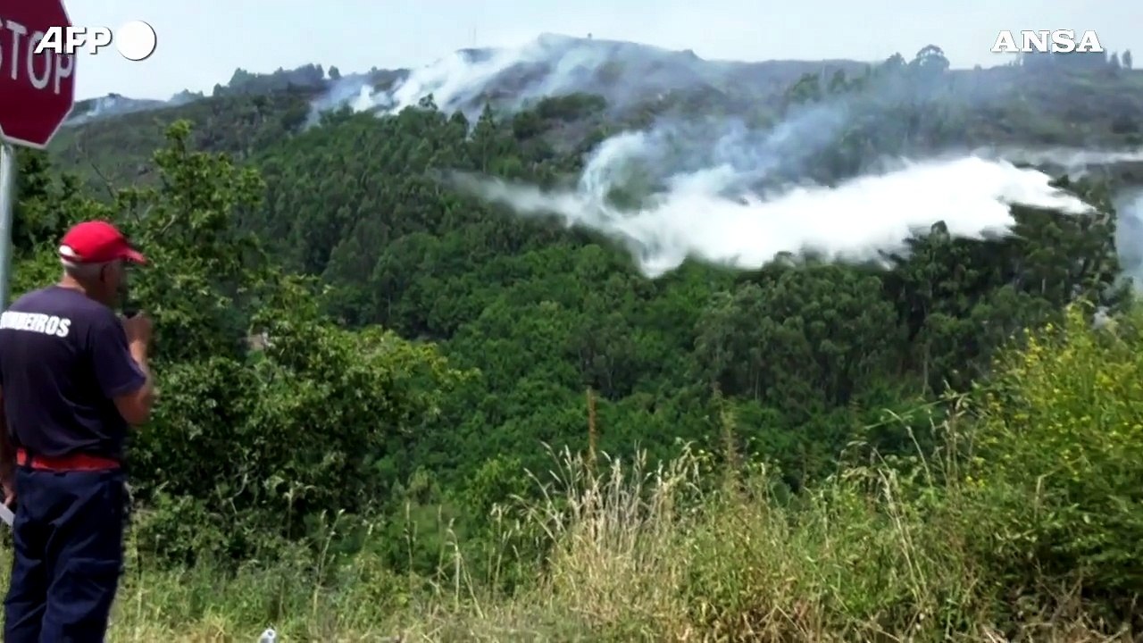 Portogallo, le operazioni di spegnimento dell'incendio scoppiato ad Amarante
