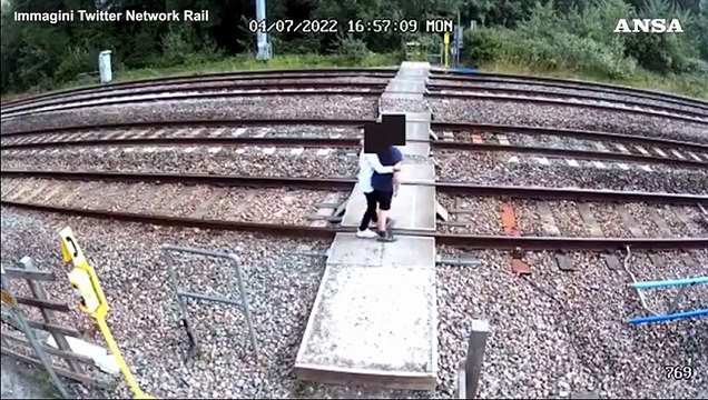 Inghilterra, bambini giocano sui binari della ferrovia mentre passa un treno