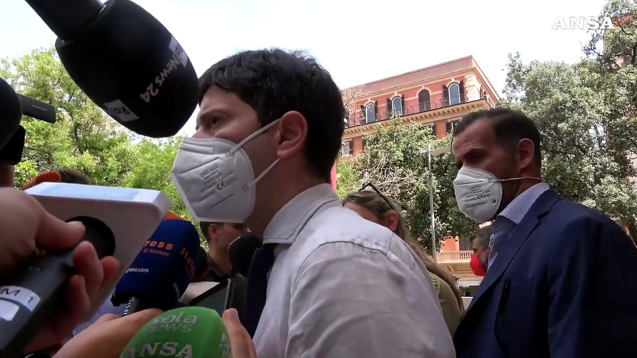 L'appello di Speranza: "Fragili e over 80 anni prenotino subito la quarta dose di vaccino contro il Covid"