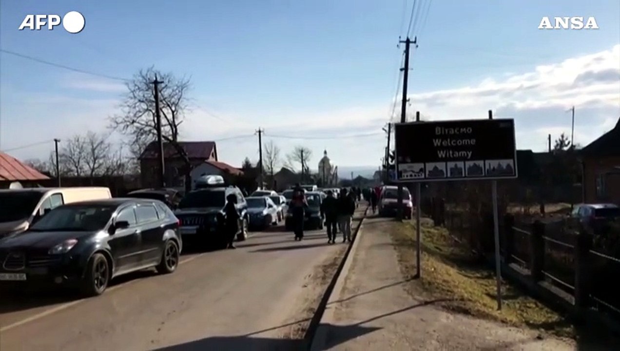 Ucraina, fuga da Kiev: lunghe code al confine con la Polonia