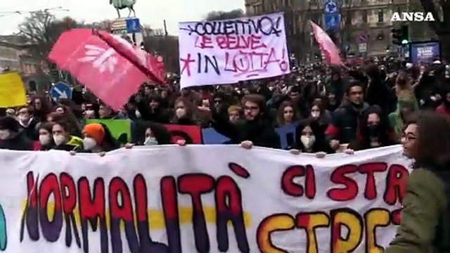 Milano, manifestazione degli studenti: forze dell'ordine in piazza con le bodycam