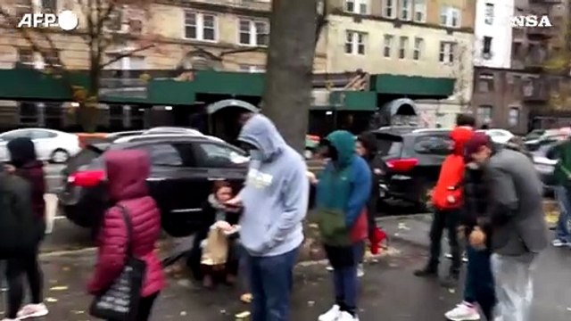 New York, lunghe file per il richiamo di vaccino anti-Covid al Museo di storia naturale