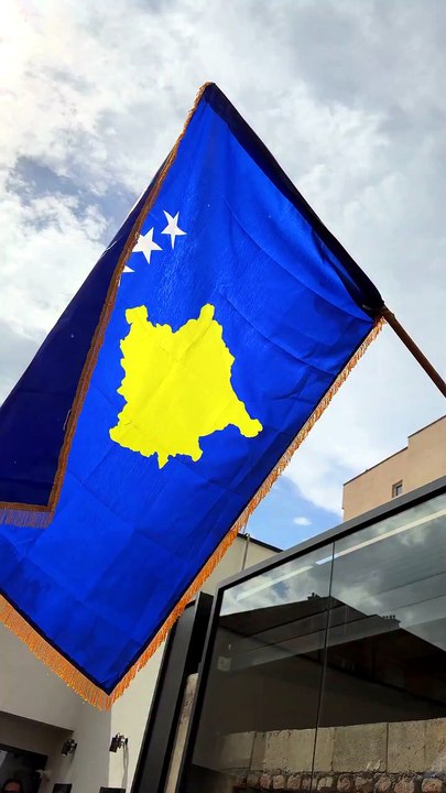 Albin Kurti në veri të Mitrovicës përuron Muzeun e Masakrës në Lagjen e Boshnjakëve