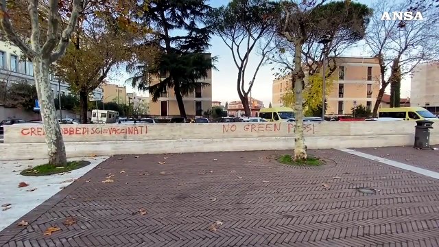 Roma, scritte no pass nella notte davanti alla scuola 'Battisti' alla Garbatella