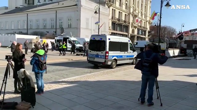 Biden in Polonia, i preparativi a Varsavia davanti al palazzo presidenziale