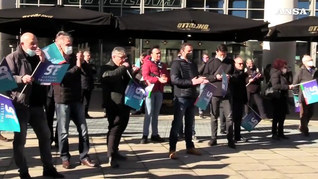 Covid: Milano, operatori Ncc e dei bus turistici protestano sotto Regione Lombardia