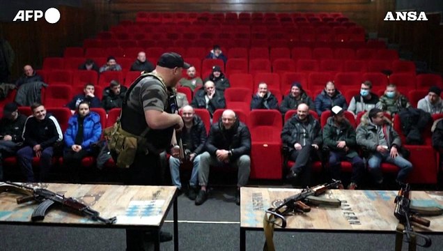 Ucraina, civili in addestramento nell'ex centro cinematografico di Leopoli