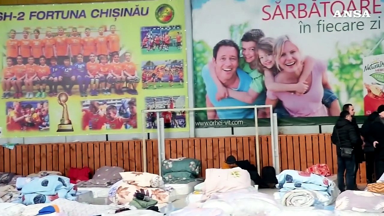 Ucraina, a Chisinau i profughi ospitati in un campo di pallamano