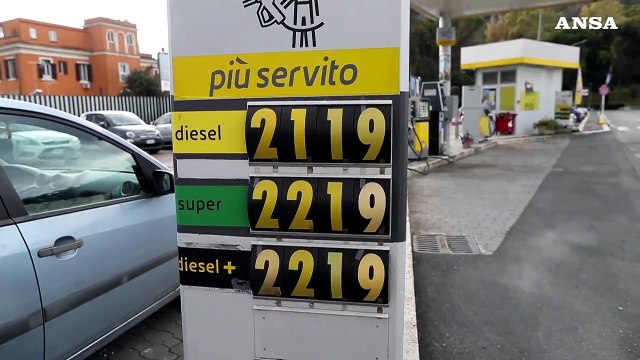 Taglio tasse su benzina, spinta in decreto bollette