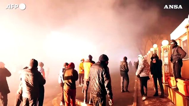 Kazakistan, proteste per l'aumento del gas: la polizia lancia lacrimogeni sul corteo