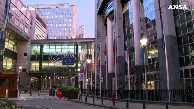 Per l'addio a Sassoli, bandiere a mezz'asta davanti alle istituzioni Ue
