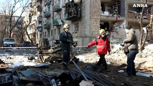 Ucraina, Kiev: bombardato edificio residenziale nel quartiere di Podil, un morto
