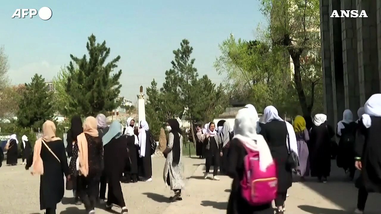 Afghanistan, i Talebani richiudono le scuole secondarie femminili