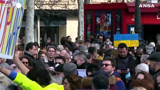 Ucraina, in migliaia in piazza a Parigi per chiedere la fine della guerra