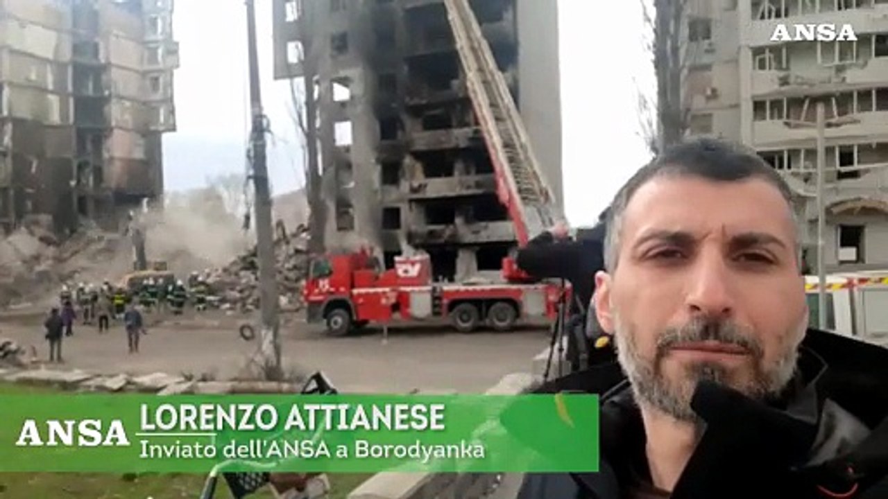 Ucraina, volontari al lavoro per rimuovere le macerie a Borodyanka