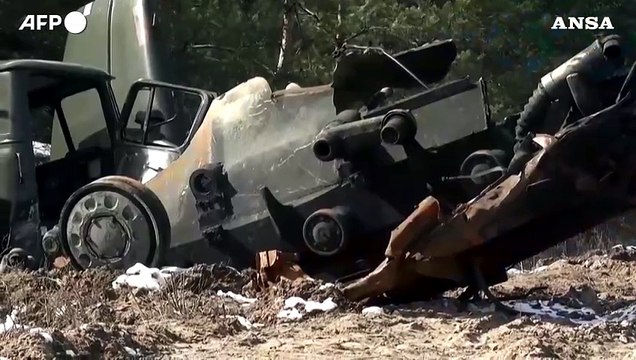 Ucraina, mezzi corazzati distrutti dopo un attacco aereo russo