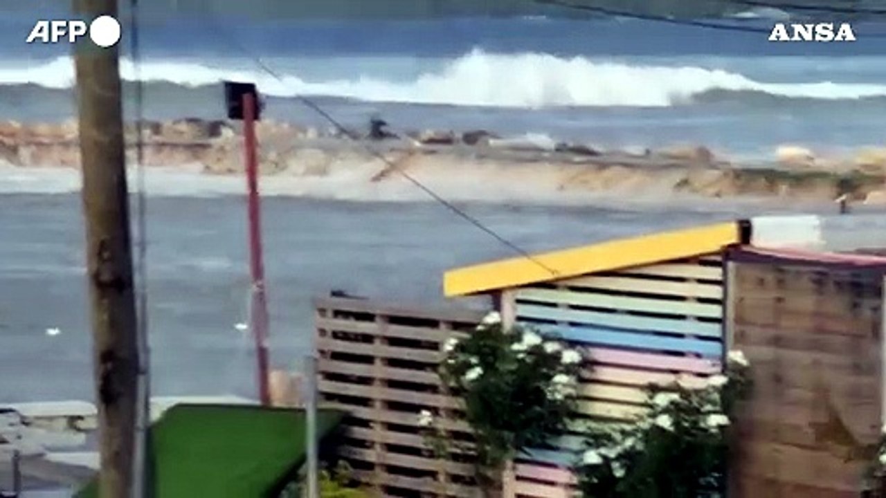 Tonga, le onde dello tsunami si abbattono sulla costa con un boato