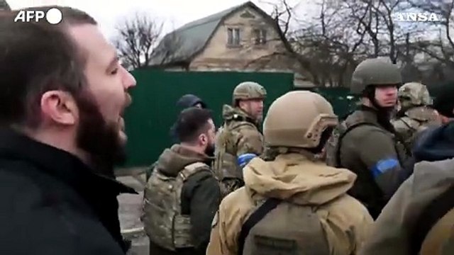Ucraina, il presidente Zelensky in visita a Bucha: luogo di fosse comuni