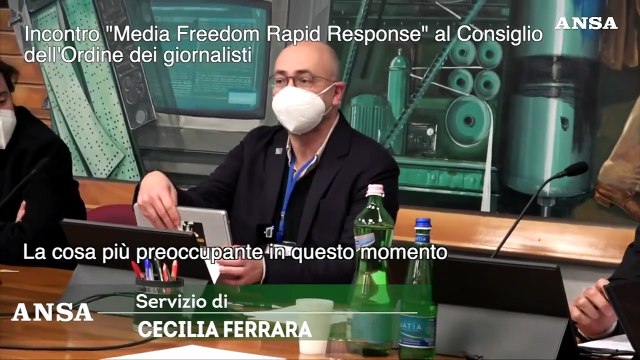 In Ucraina i giornalisti vengono colpiti, molti tolgono la scritta press