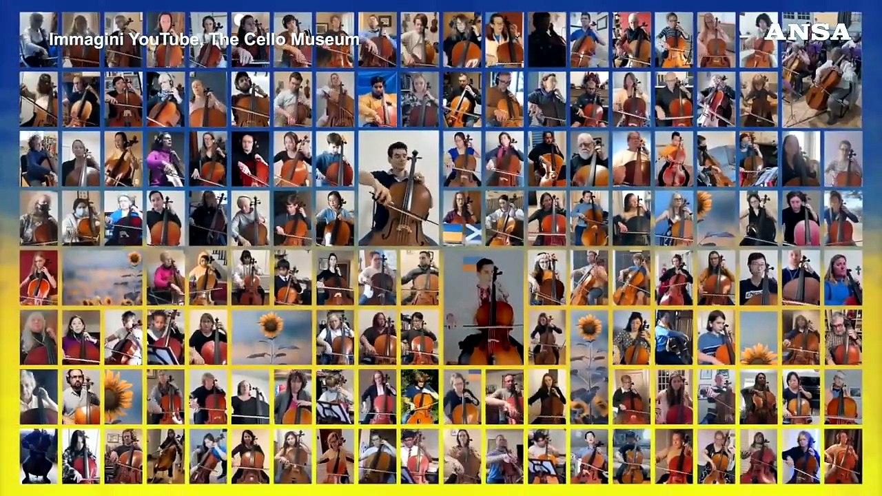 Ucraina, 146 violoncellisti suonano l'inno nazionale per dare sostegno morale al Paese