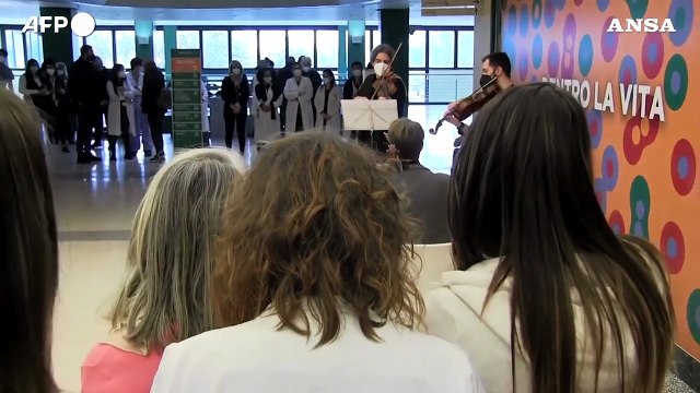 Mascherine ancora al chiuso ma addio al green pass