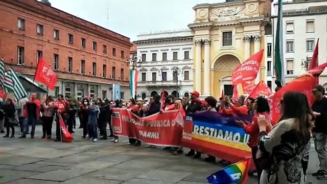 Primo Maggio, il corteo arriva in piazza Garibaldi e si leva Bella Ciao - Video