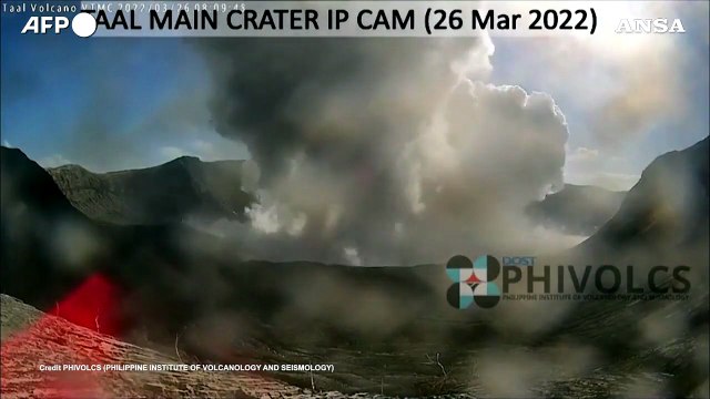 Filippine, il vulcano Taal erutta, migliaia di persone evacuate