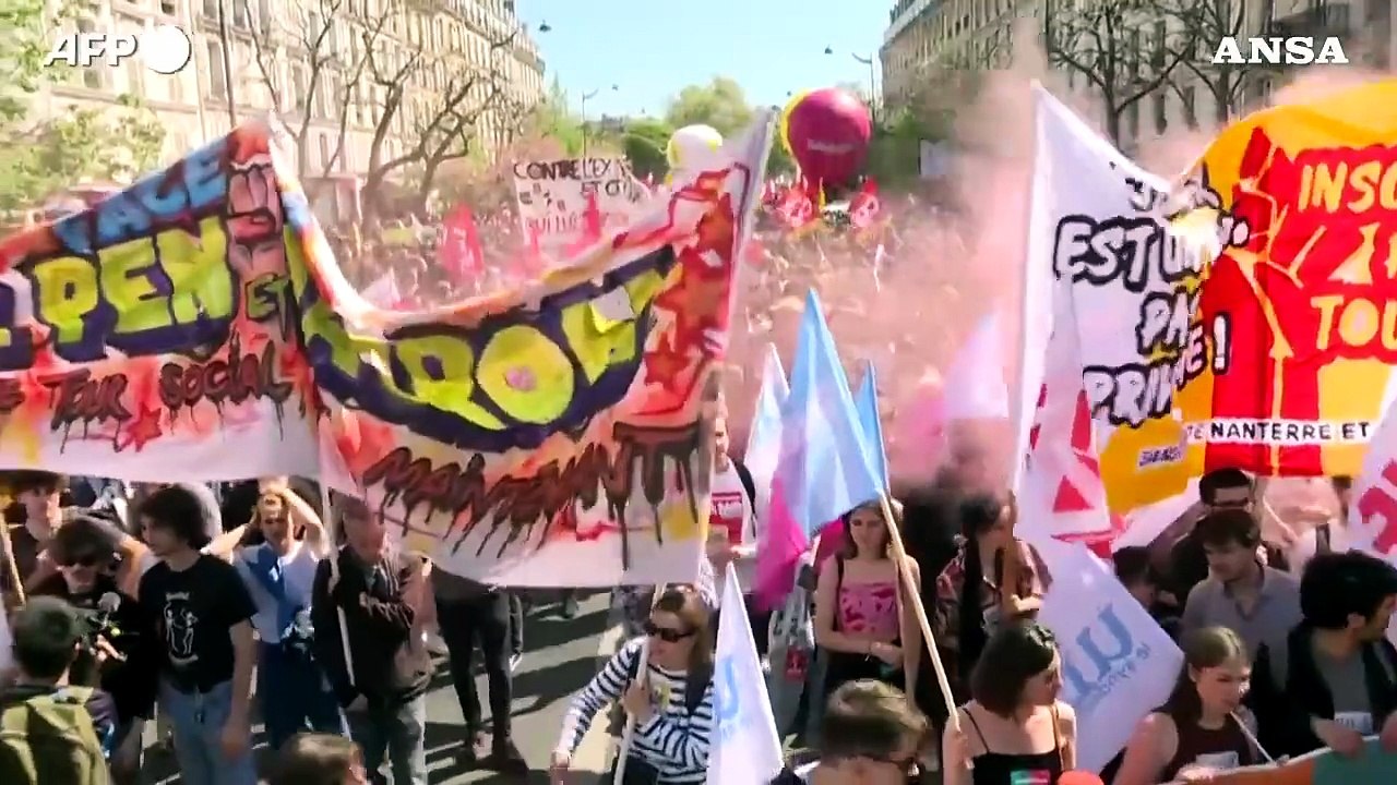 Parigi, migliaia di persone in piazza protestano contro Macron e Le Pen