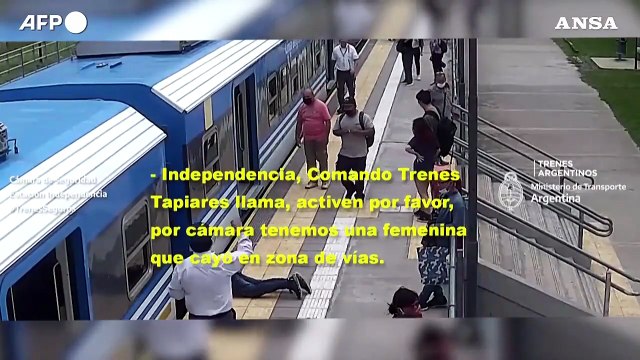 Argentina, donna cade sui binari mentre arriva il treno: salva per miracolo