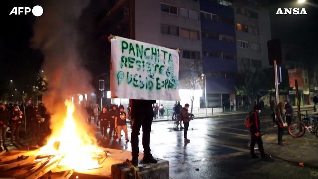 Cile, violenti scontri tra dimostranti e polizia a Santiago