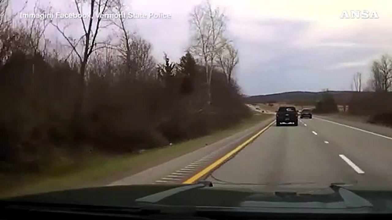 Stati Uniti, una sedia vola da un camioncino e finisce su un'auto della polizia