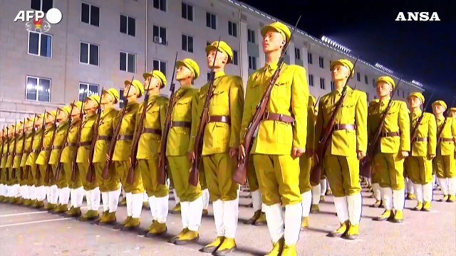 Corea del Nord, tv statale trasmette la parata militare con Kim