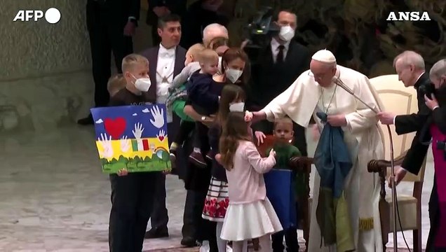 Il Papa mostra una bandiera da Bucha insieme ai bambini ucraini