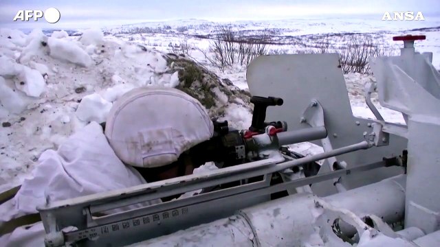 I militari russi si esercitano, i carri armati sparano contro finti bersagli