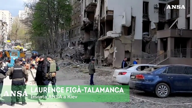 Ucraina, missili su Kiev: colpito un palazzo residenziale di 25 piani