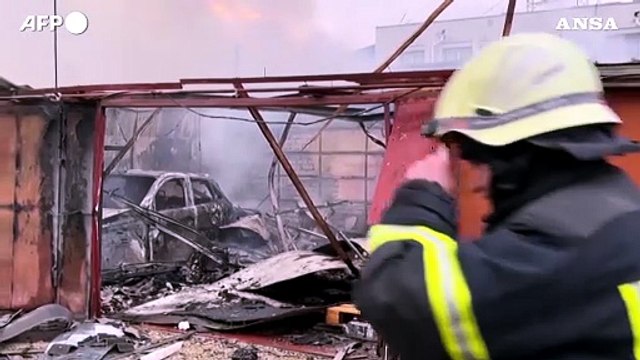 Ucraina, bombardamenti a Kharkiv: vigili del fuoco al lavoro per domare le fiamme