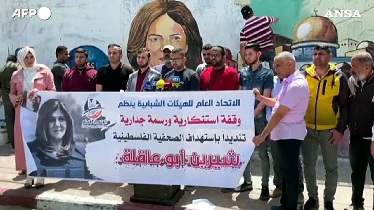 Gaza, murale in memoria della giornalista di Al Jazeera uccisa