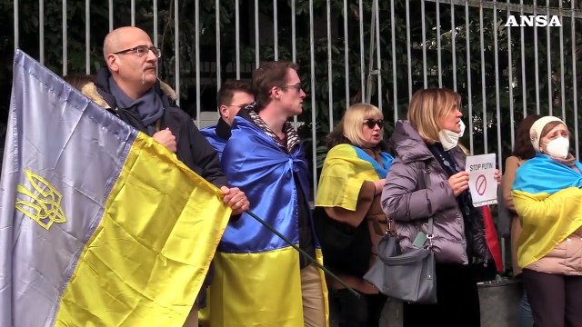 Ucraina, manifestazione a Milano: cartelli e bandiere davanti al consolato russo