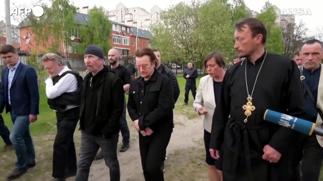 Ucraina, Bono e The Edge degli U2 in visita a Bucha