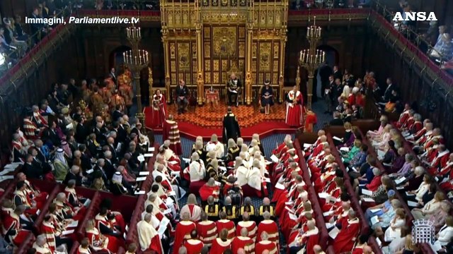 Regno Unito, cerimonia di apertura del Parlamento: la Regina rinuncia, debutta Carlo
