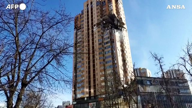Ucraina, Kiev: il palazzo residenziale colpito da un missile russo