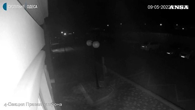Il momento in cui un missile colpisce il centro commerciale di Odessa