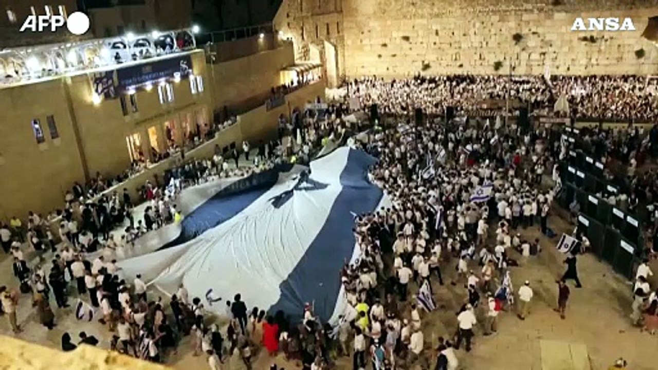 Gerusalemme, migliaia di persone srotolano un' enorme bandiera israeliana