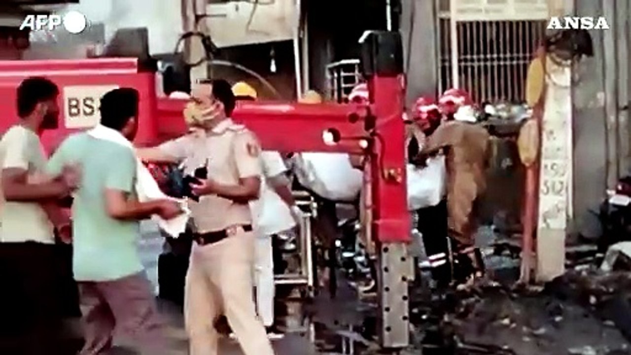 India, almeno 27 morti nell'incendio di un edificio a New Delhi