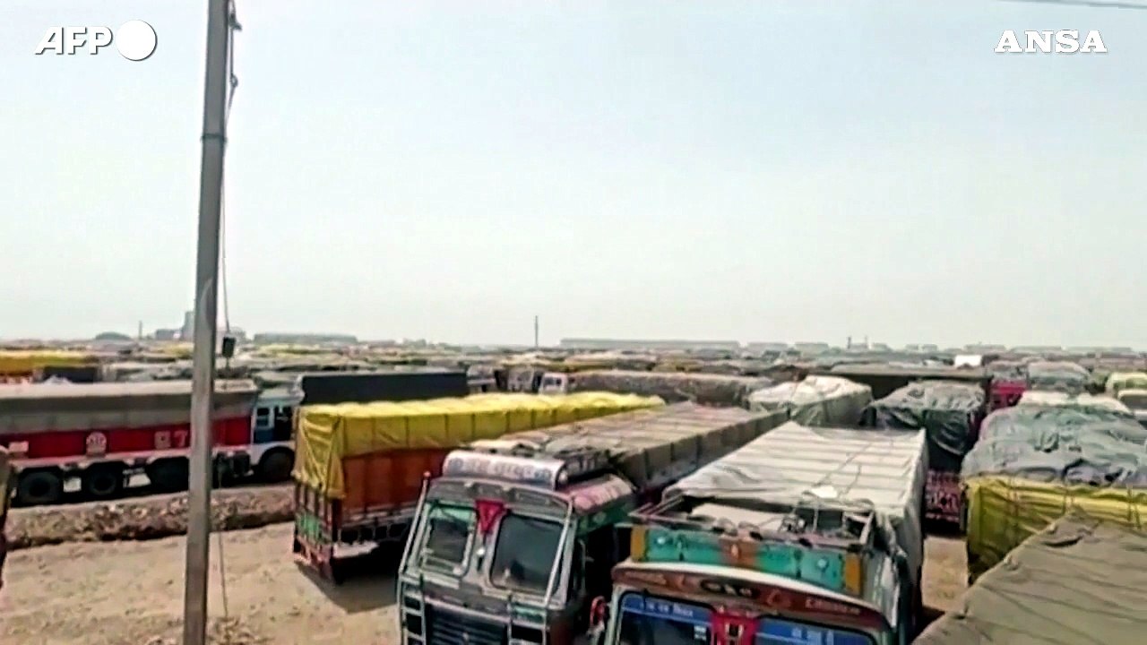 L'india blocca l'export di grano, camion fermi nei porti del Gujarat