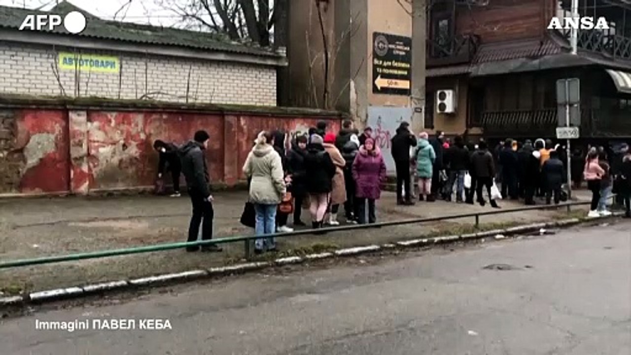 Ucraina, a Kherson cittadini in fila per il cibo